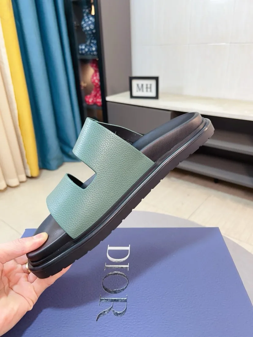 Men's Men's Shoes 💰320🌸🌸Dior Aqua Men's Sandals Slippers. Showcasing Dior haute couture design. The Dior gray suede strap is accented with an aluminum Dior buckle for added style. Paired with a comfortable tonal notch sole, they pair easily with shorts or jeans for a sophisticated look. Main body: suede cow leather, technical fabric lining: cow leather, with adjustable straps, aluminum Dior buckle, Dior gray EVA insole, tonal notch rubber outsole splicing structure👌👌size: 38-44 (45.46 customized)